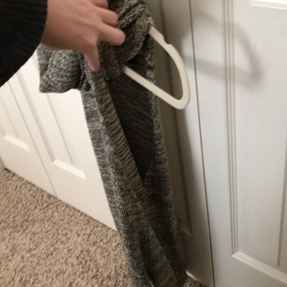 Cowl neck sleeveless sweater - Picture 3 of 3